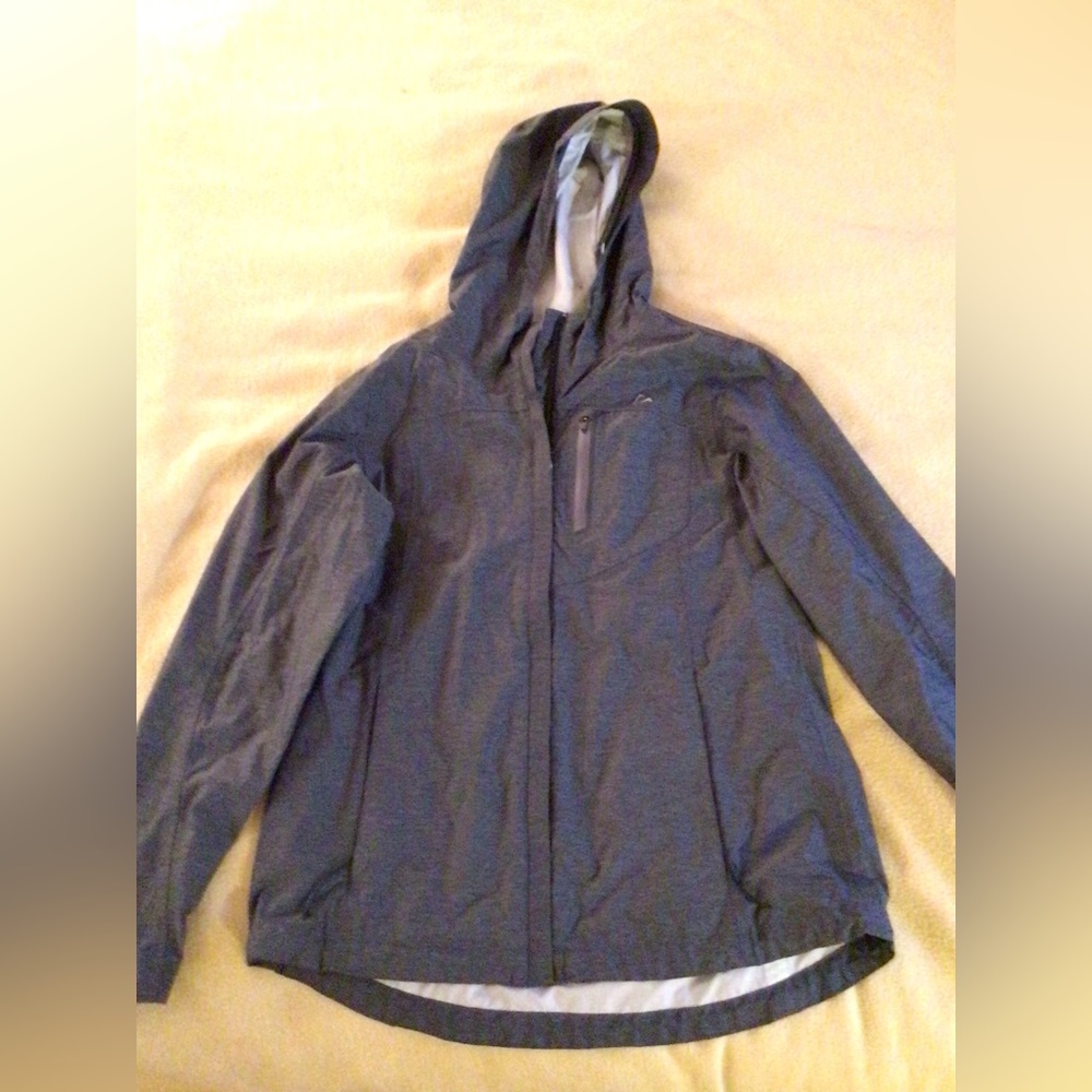 Grey lightweight rain coat. Size small. Excellent condition.